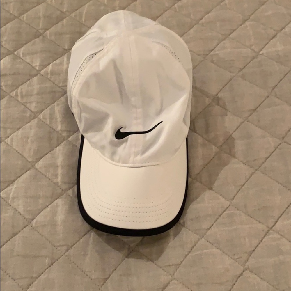 Nike Featherlight White hat